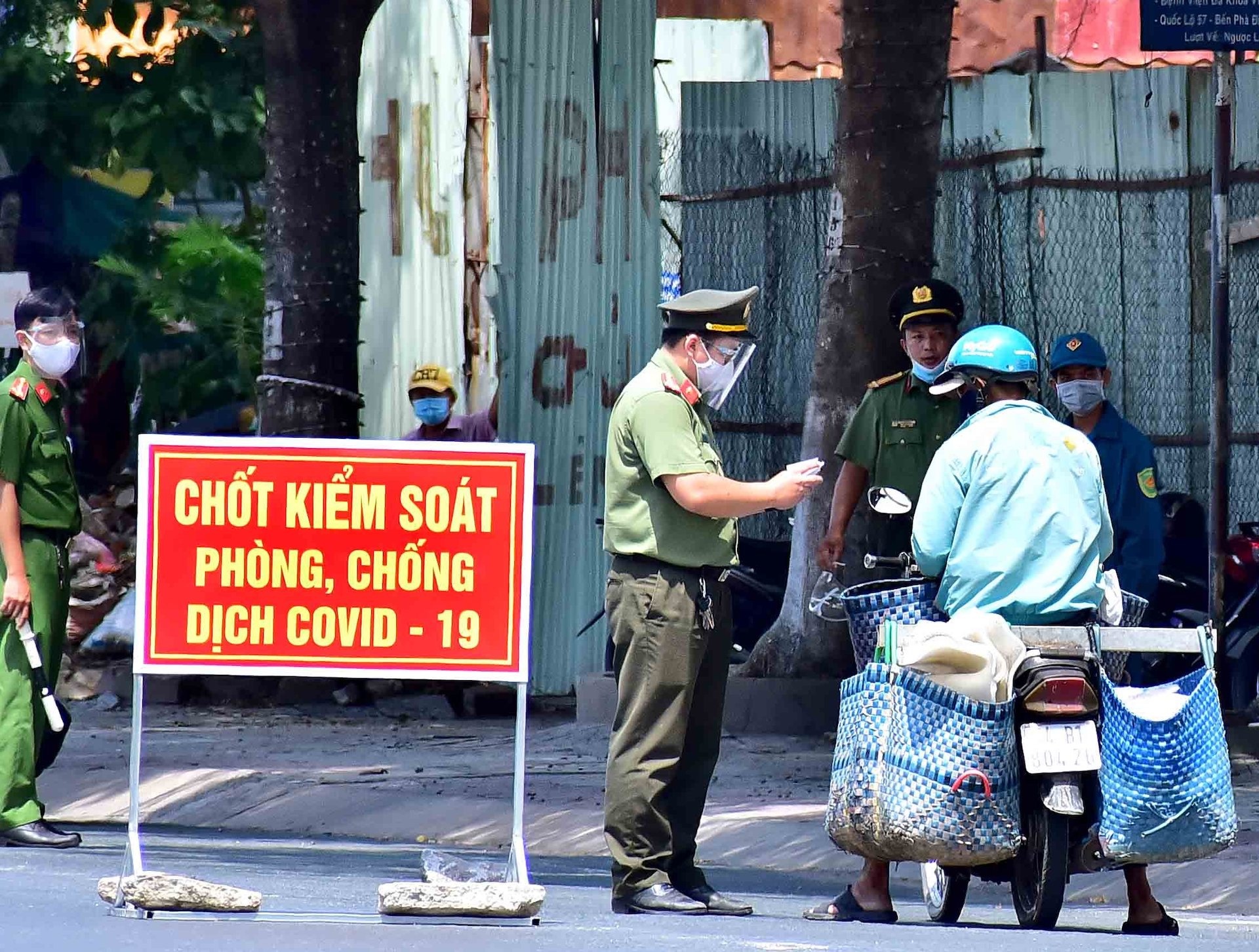 Nam thanh nien uong ruou roi danh can bo o chot kiem dich hinh anh