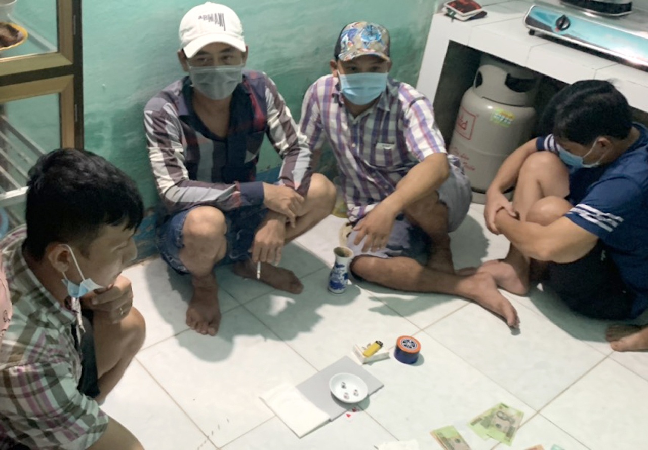 Tu tap danh bac giua dich, 11 nguoi bi phat 165 trieu dong hinh anh