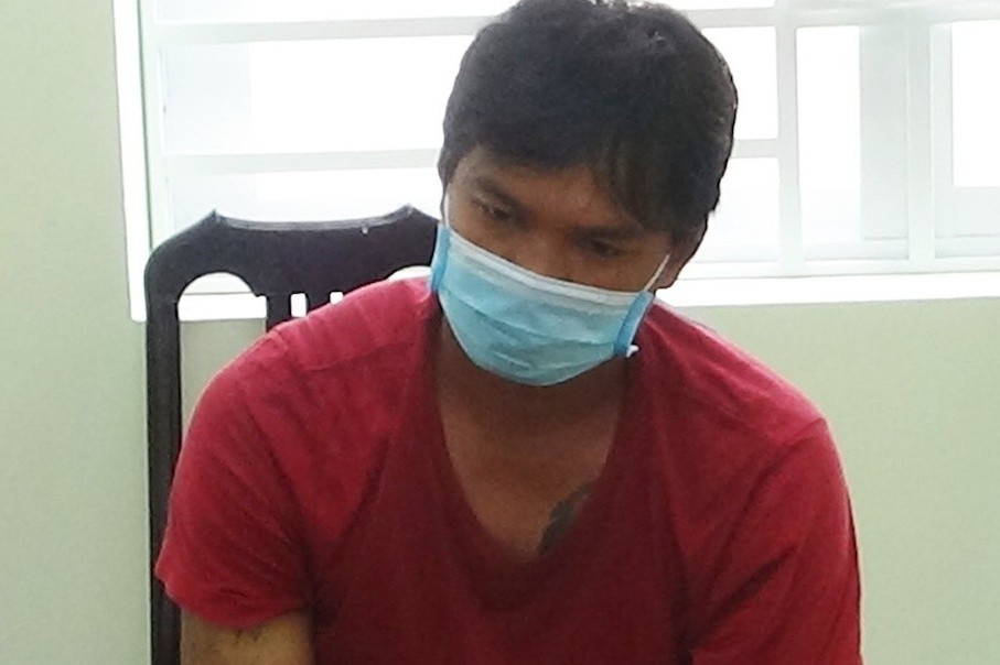 Khoi to nguoi tan cong can bo chot kiem dich hinh anh