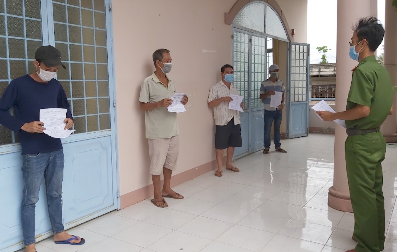 Phat nhom nguoi danh bai ‘giai tri’ trong vuon chom chom anh 1