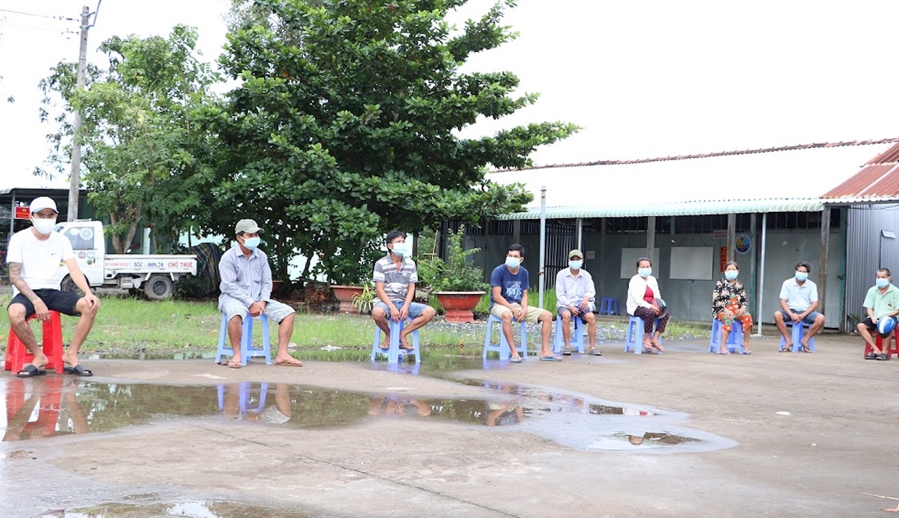 phat 11 nguoi tu tap o quan nuoc anh 1