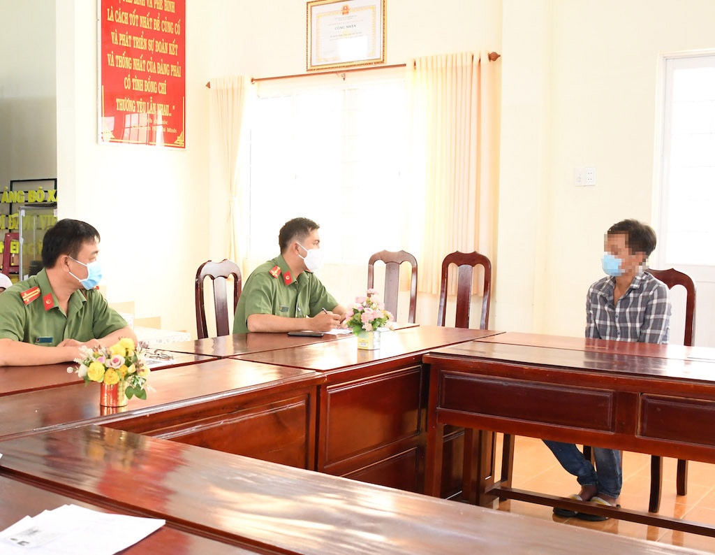 Hai nguoi bi phat 10 trieu vi vu khong luc luong chong dich anh 1