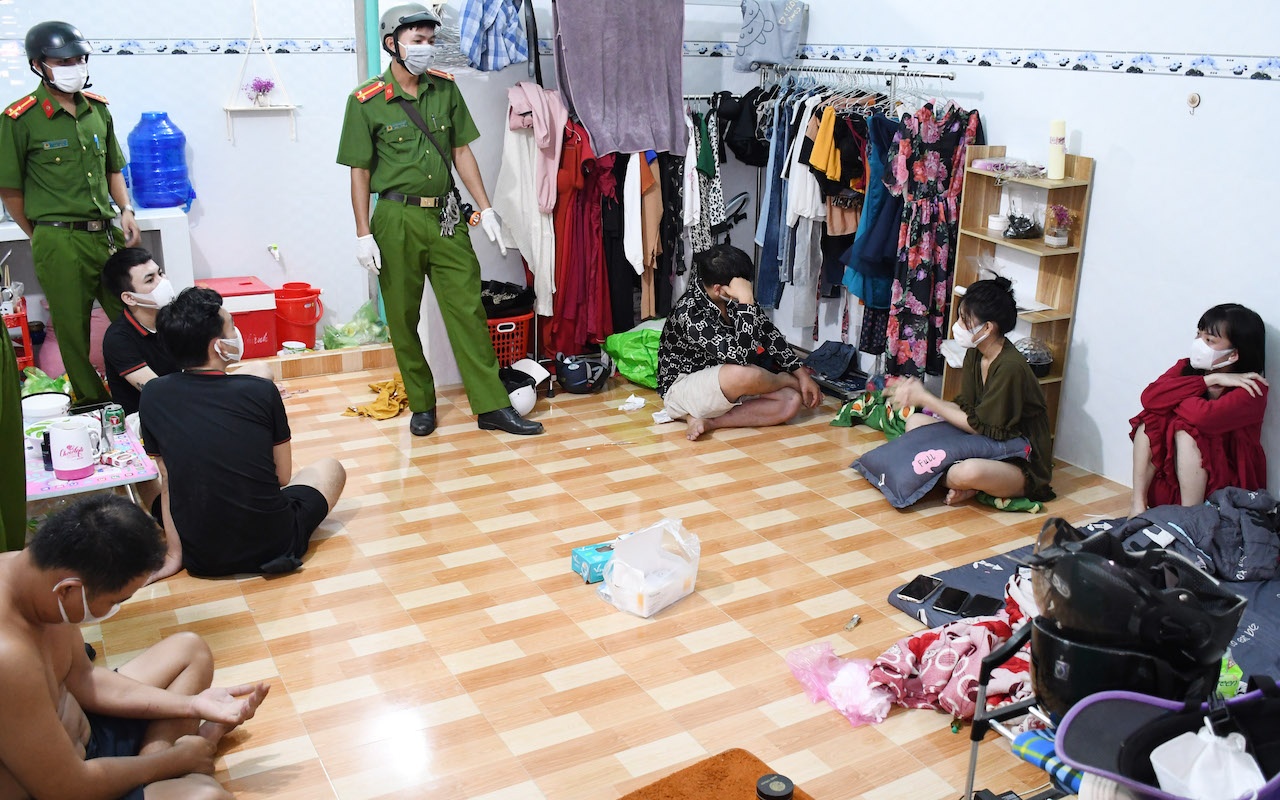 2 cô gái trẻ cùng 5 thanh niên ‘bay lắc’ trong thời gian giãn cách ảnh 1 2 co gai tre cung 5 thanh nien ‘bay lac’ trong thoi gian gian cach anh 1