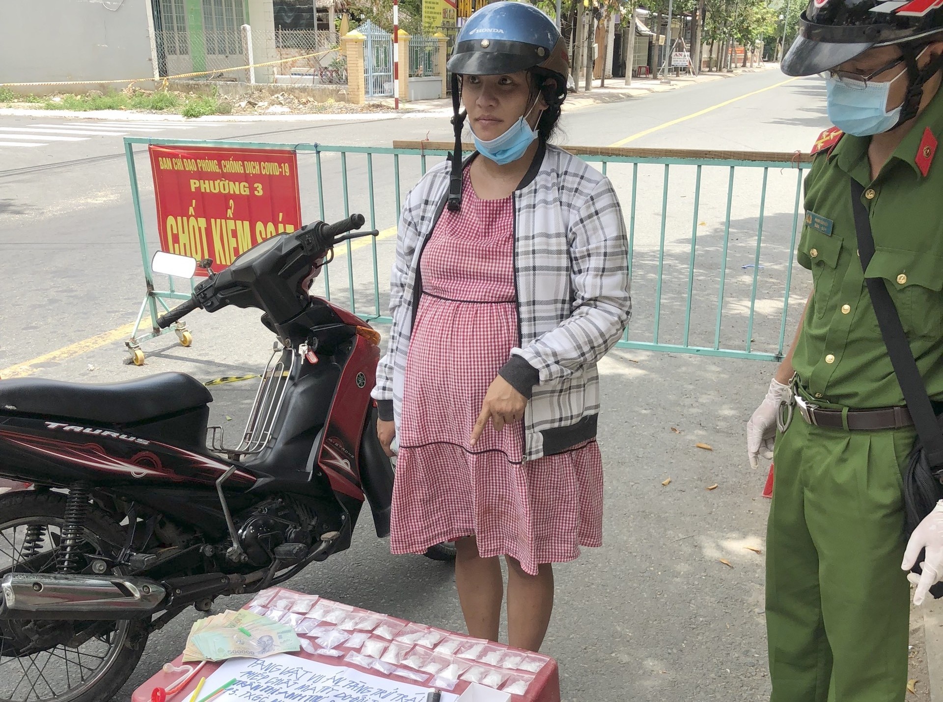 Nguoi phu nu mang thai van chuyen 36 goi ma tuy hinh anh