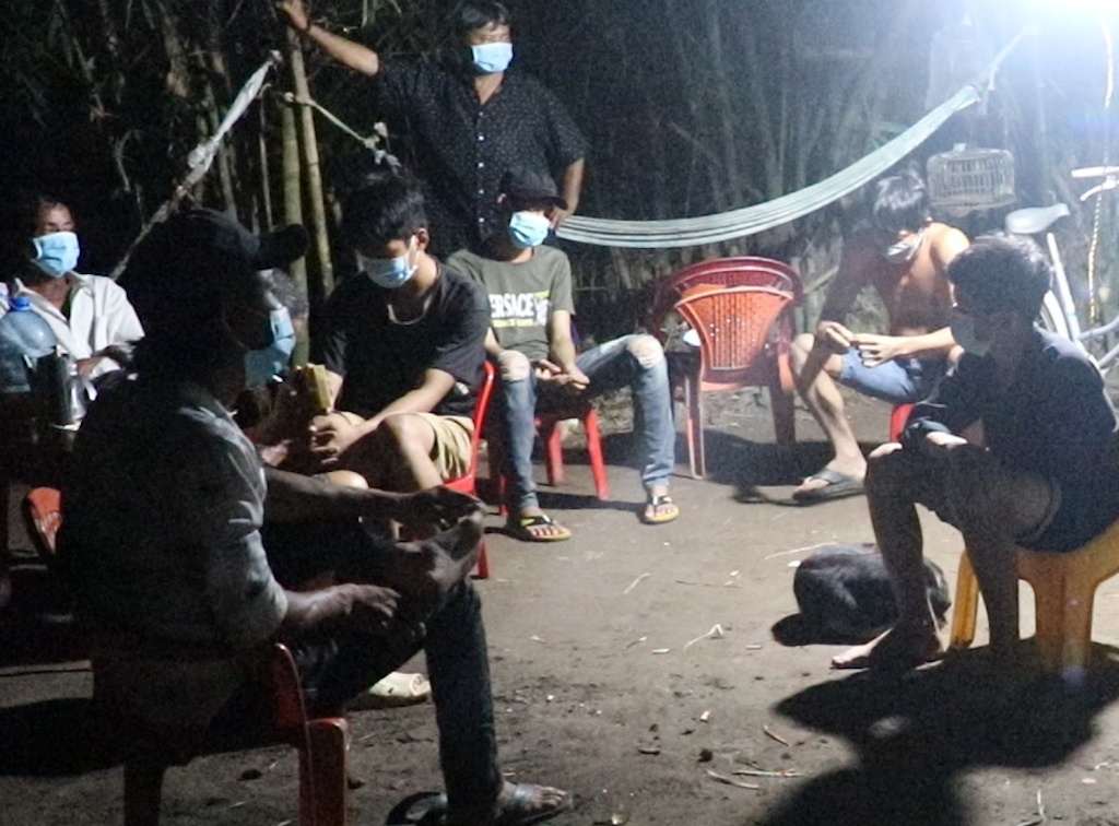 Nhom thanh nien cuop 18 con vit de an nhau trong ngay gian cach anh 1