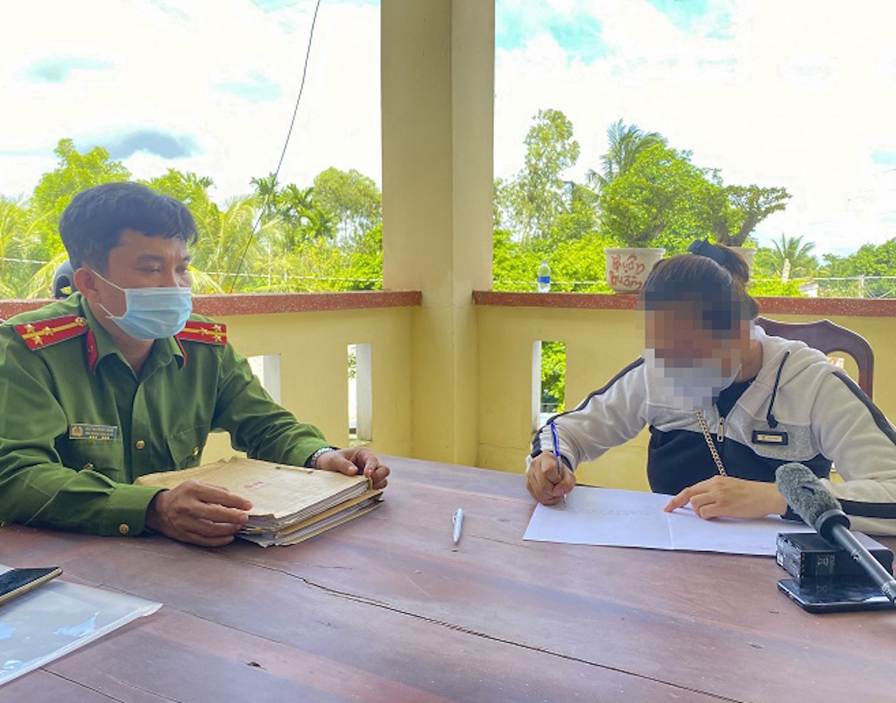 Xuc pham luc luong chong dich, nguoi dan ong bi phat 7,5 trieu dong hinh anh