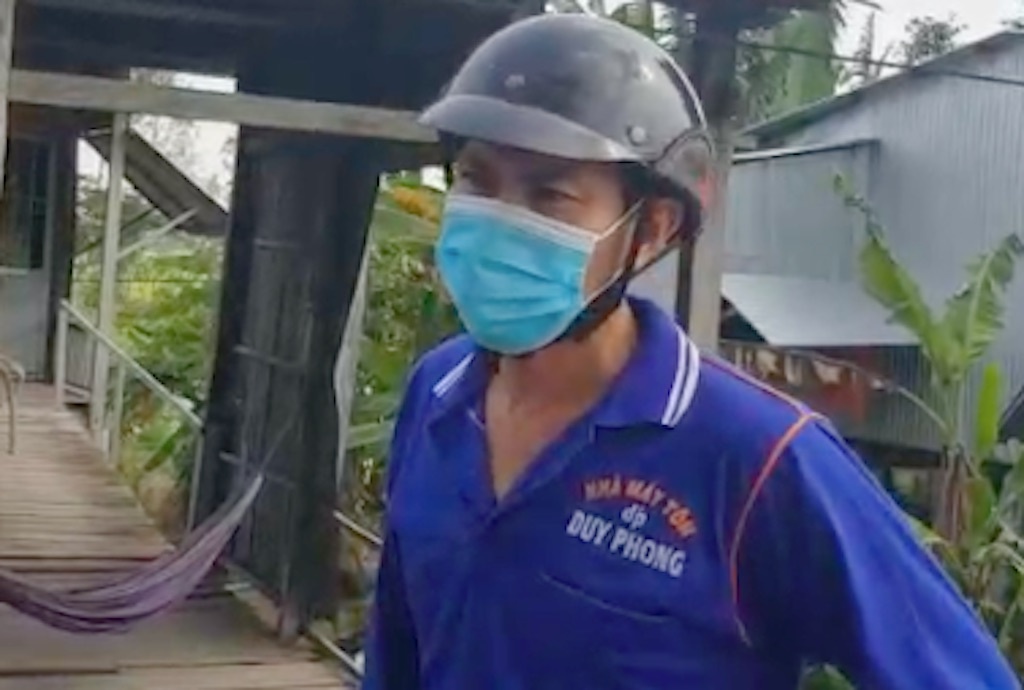 Nguoi dan ong say xin lao xe may vao chot kiem dich hinh anh