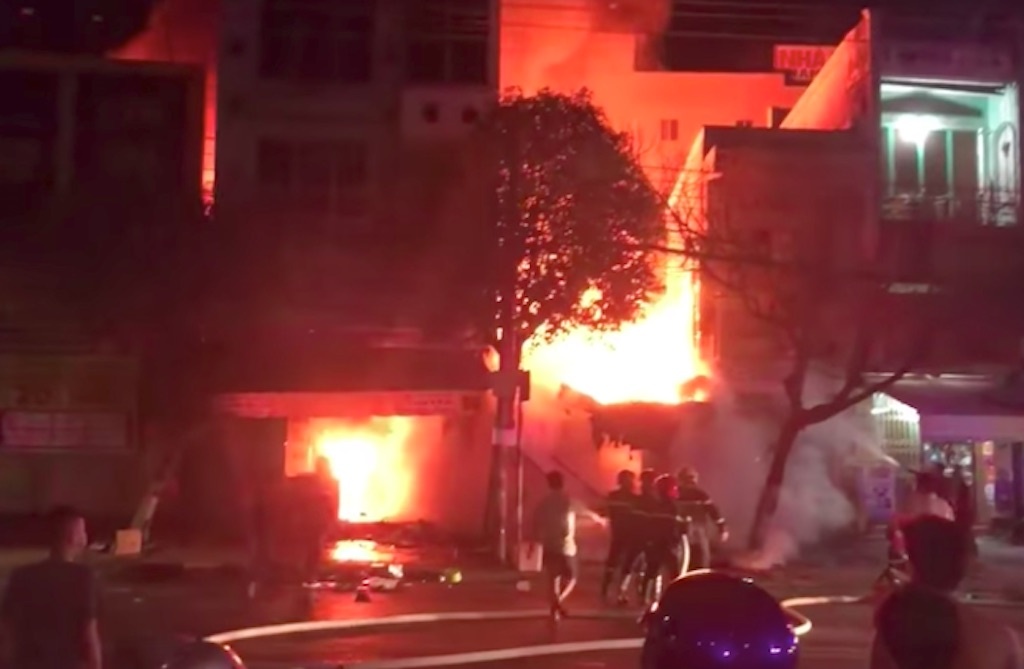 4 can nha chay luc rang sang hinh anh