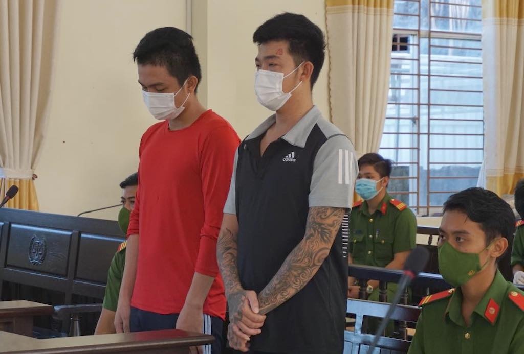 Phat tu 2 thanh nien tranh chot kiem soat dich, tan cong canh sat hinh anh