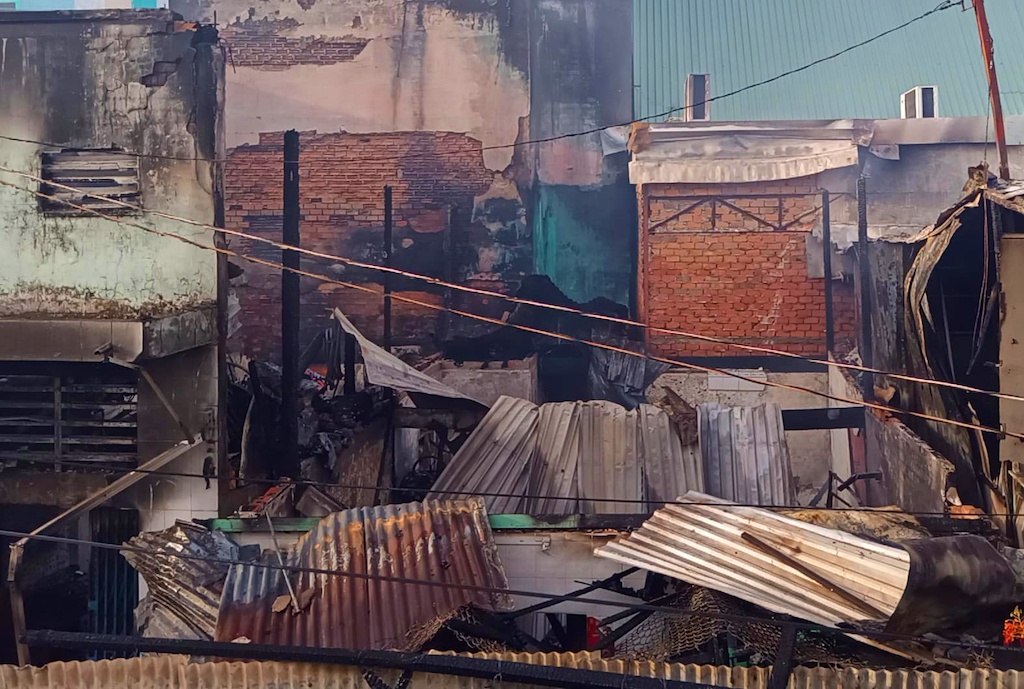 4 can nha bi chay luc rang sang anh 2