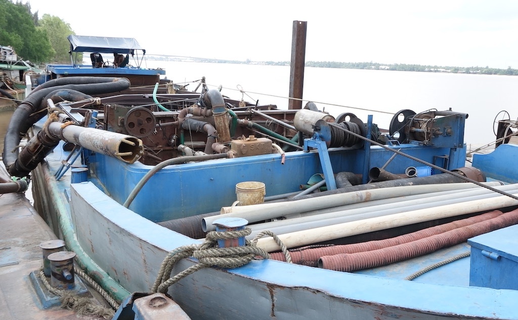 Phat hien sa lan khai thac cat trai phep tren song Tien hinh anh