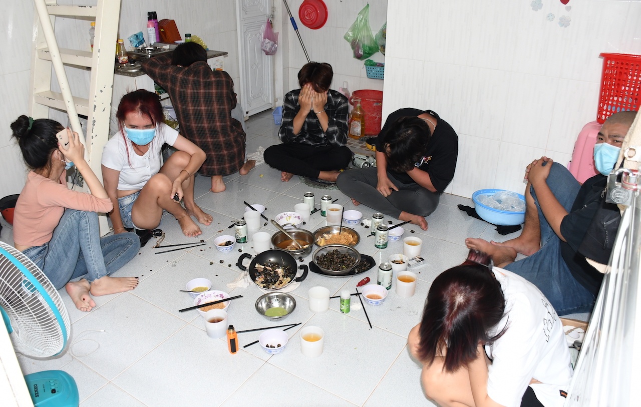 Thiếu nữ tụ tập bạn bè ăn nhậu trong thời gian thực hiện Chỉ thị 16 ảnh 1 Thieu nu tu tap ban be an nhau trong thoi gian thuc hien Chi thi 16 anh 1