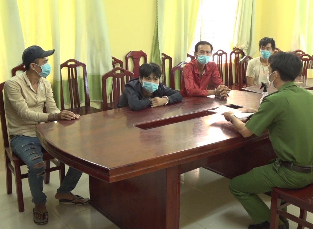 4 thanh nien tron khoi khu phong toa bi de nghi phat 30 trieu hinh anh