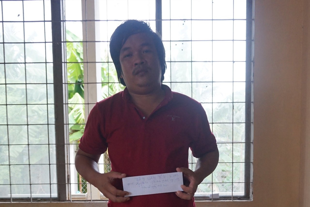 Nam thanh nien vuot chot kiem soat dich, danh can bo hinh anh