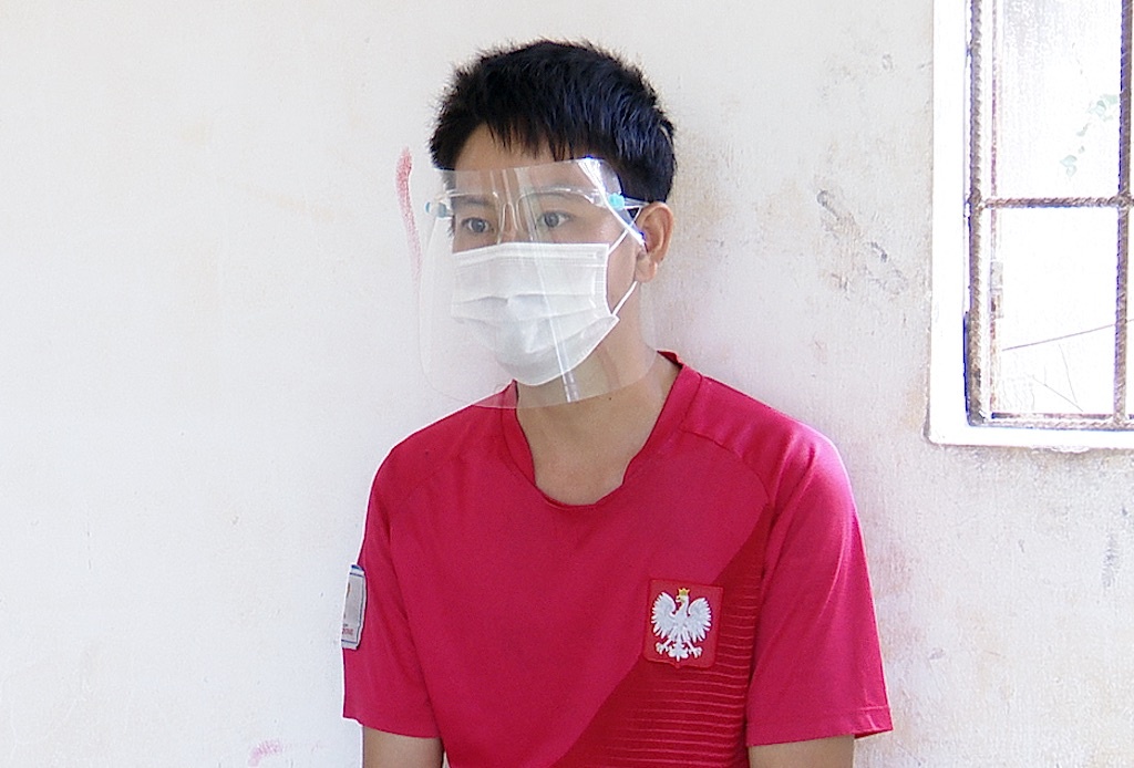 Nam thanh nien uong ruou roi danh can bo o chot kiem dich anh 1