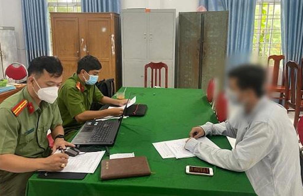 Bị phạt 5 triệu vì đăng tin xuyên tạc việc ưu tiên tiêm vaccine ảnh 1 Bi phat 5 trieu vi dang tin xuyen tac viec uu tien tiem vaccine anh 1