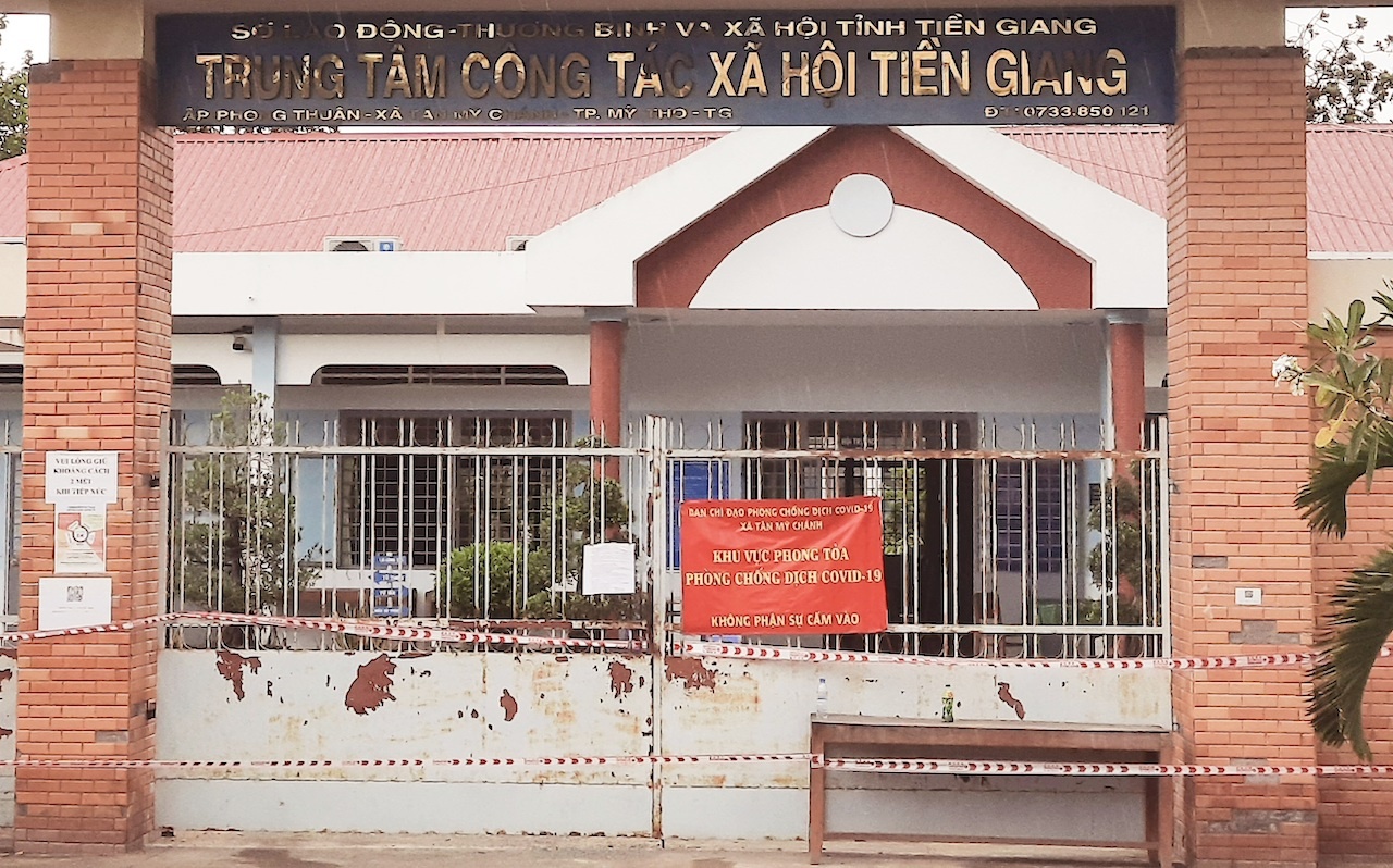 Trung tam cong tac xa hoi co 100 ca F0, giam doc bi dinh chi hinh anh