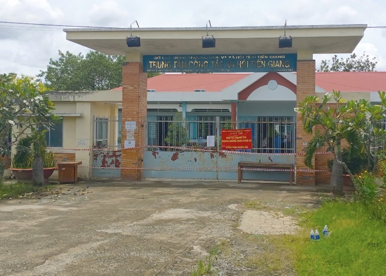 Dinh chi giam doc Trung tam Cong tac xa hoi,  noi co 100 ca F0 anh 1