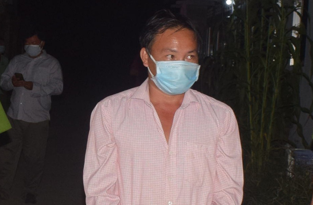 Ten cuop cat ong quan phu nu de bit mat hinh anh