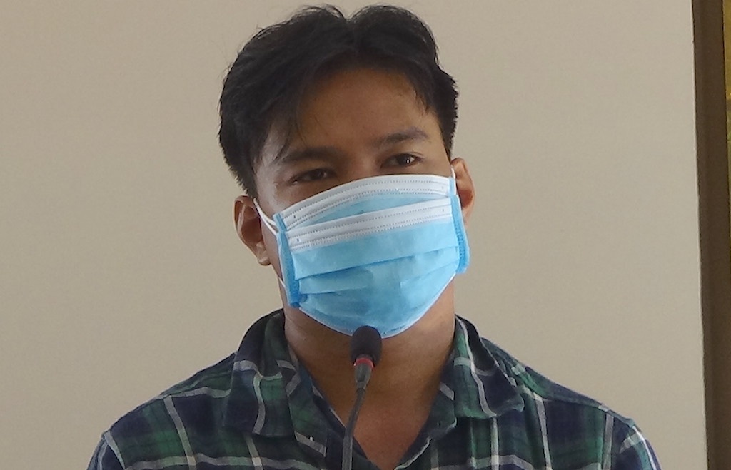 Nam thanh nien lanh 21 thang tu vi dam vao mat chot truong kiem dich anh 1