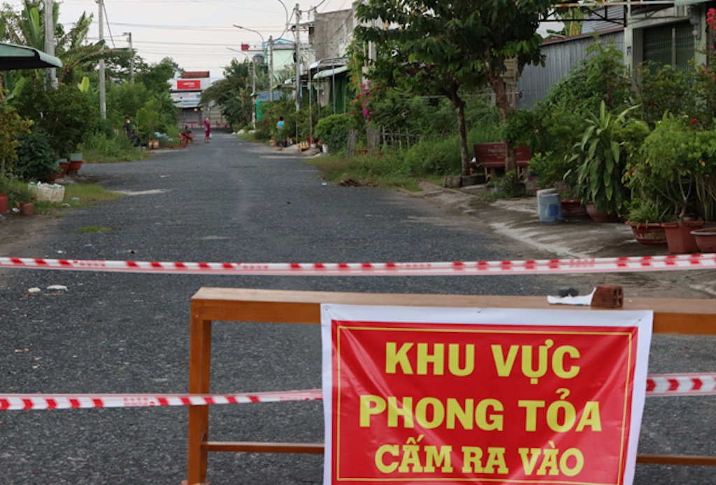 Nam thanh nien tron khoi khu phong toa de mua bia ruou, thuoc la hinh anh