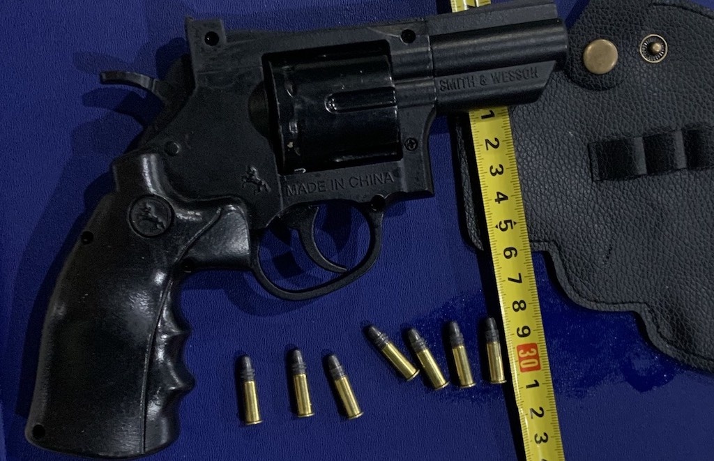 Hai thanh nien hen mua ban sung ngay chot kiem dich hinh anh