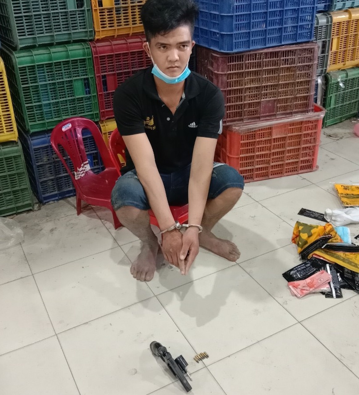 Nhom thanh nien hen giao dich mua ban sung ngay chot kiem dich anh 2