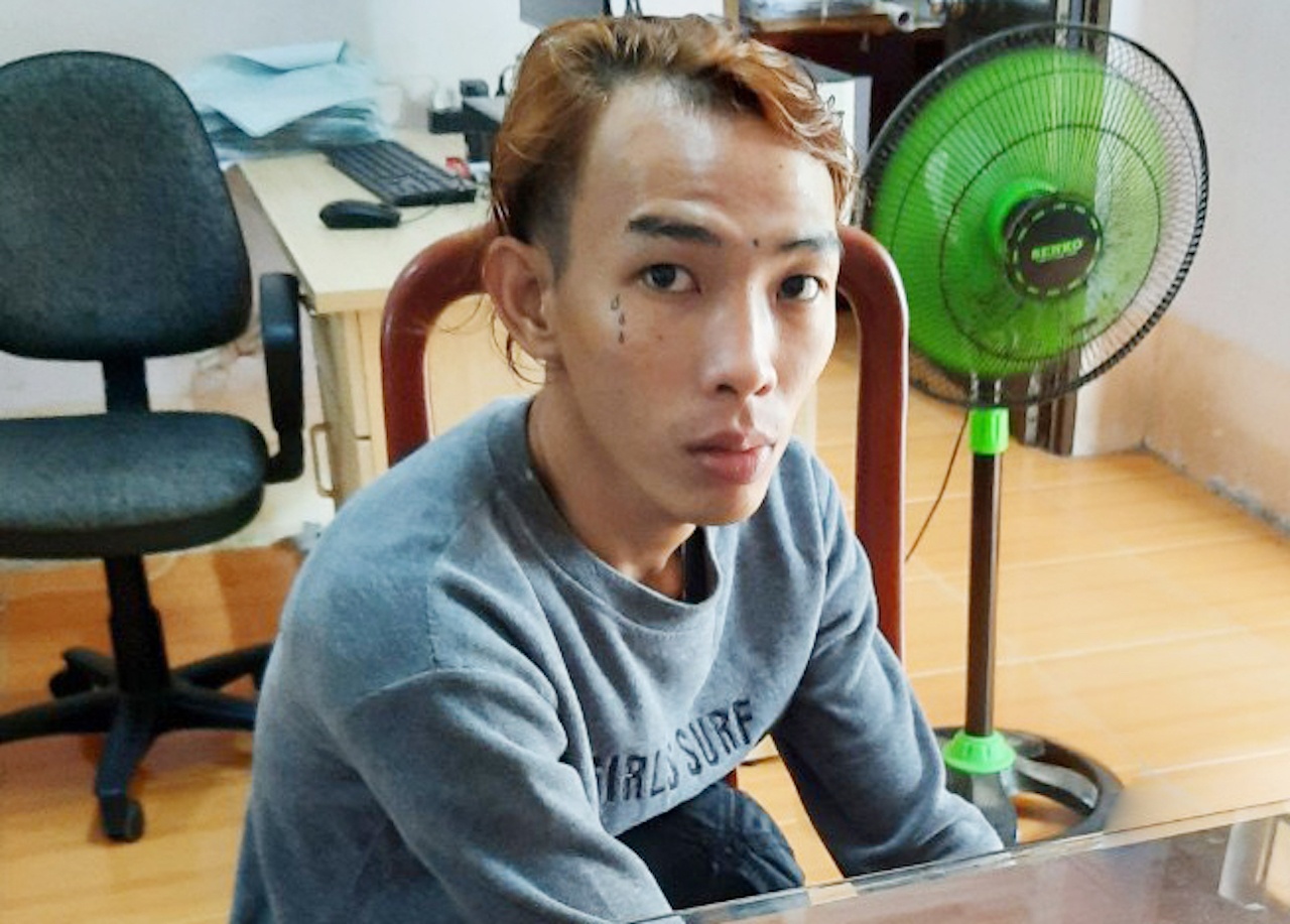 Bat ke chu muu cuop 18 con vit trong thoi gian gian cach xa hoi hinh anh