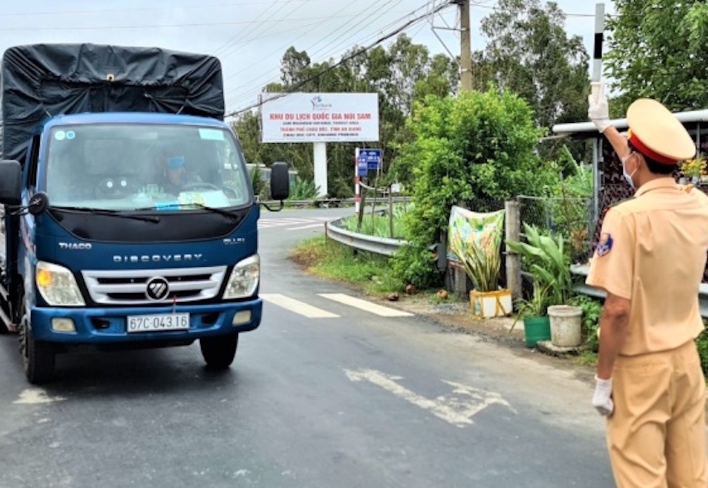 Hai lanh dao xa bi tam dinh chi cong tac vi lo la chong dich hinh anh