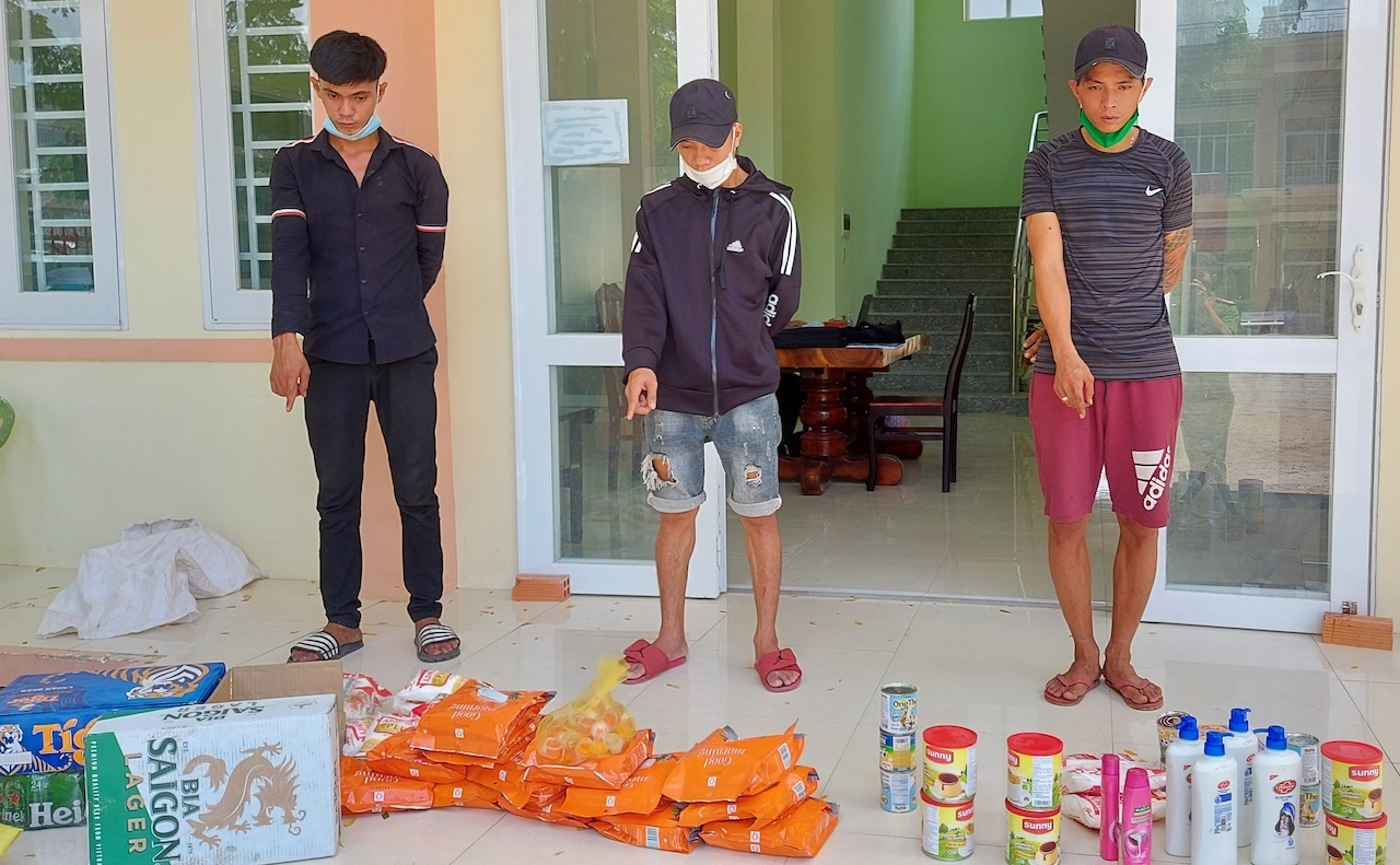 3 thanh niên phá cửa tiệm tạp hóa,  trộm 7 thùng bia ảnh 1 3 thanh nien pha cua tiem tap hoa,  trom 7 thung bia anh 1