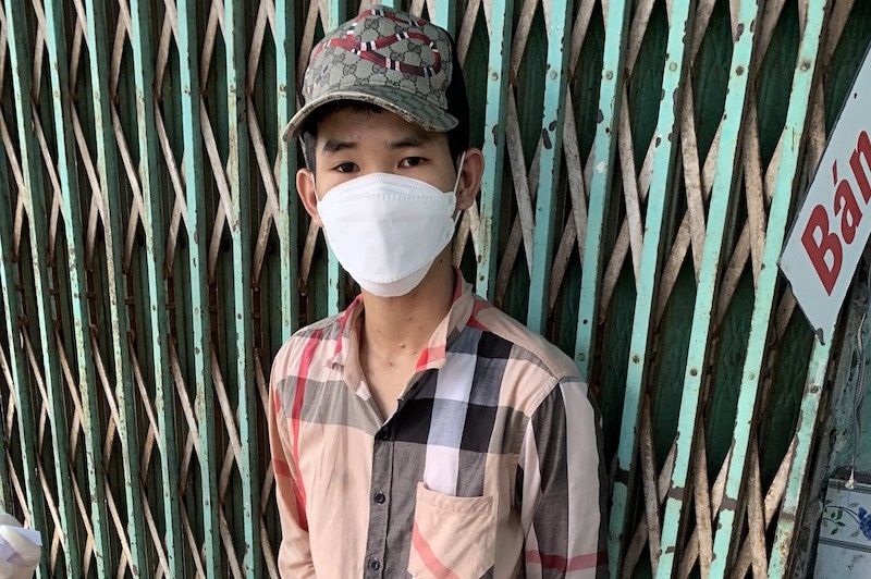 Canh sat bat nam thanh nien giau ma tuy trong goi mi anh 1