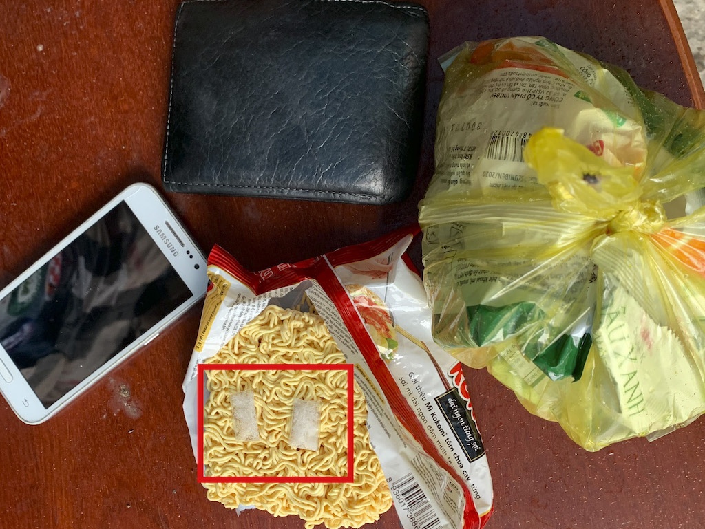 Nam thanh nien giau ma tuy trong goi my tom hinh anh