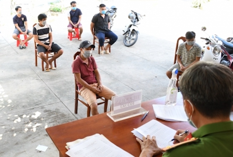 11 người bị phạt 177 triệu đồng vì tụ tập đá gà trong ngày giãn cách ảnh 1 11 nguoi bi phat 177 trieu dong vi tu tap da ga trong ngay gian cach anh 1
