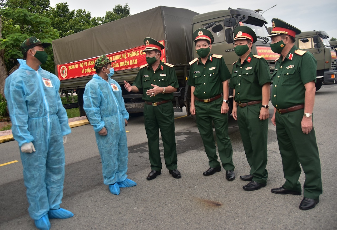 Quan khu 9 tiep tuc ho tro 50 tan cu, qua cho TP.HCM hinh anh