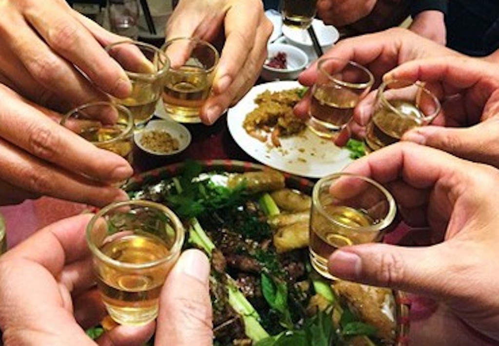 Tu tap nhau luc 1h, 6 nguoi bi de nghi phat 90 trieu dong hinh anh