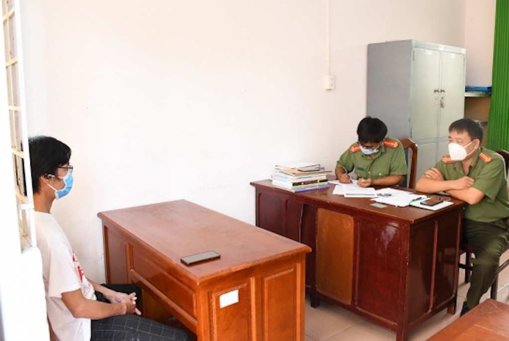 Xuc pham canh sat anh 1