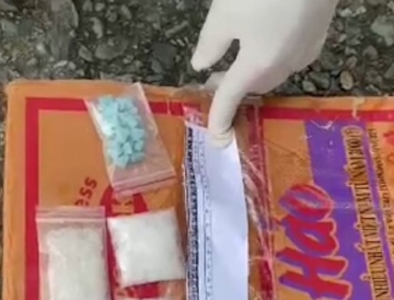 Loi dung xe 'luong xanh' de giau ma tuy trong thung mi tom  hinh anh