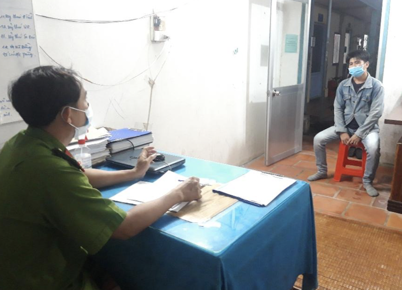 Tam giu nguoi dan ong dam vao mat chien si cong an anh 1