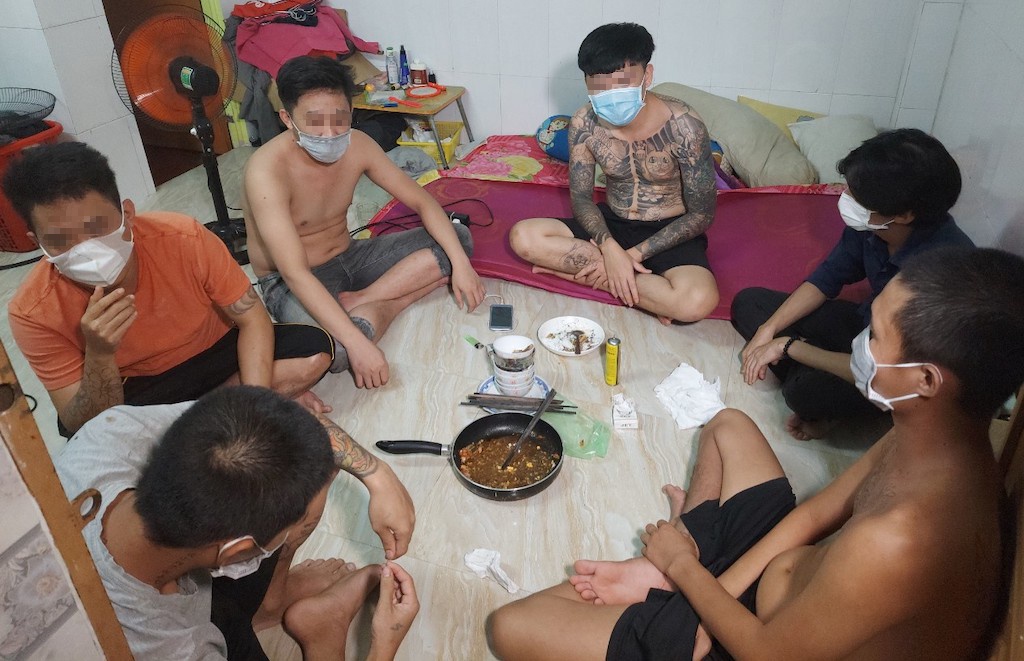 6 nguoi tu tap an nhau trong luc gian cach xa hoi hinh anh