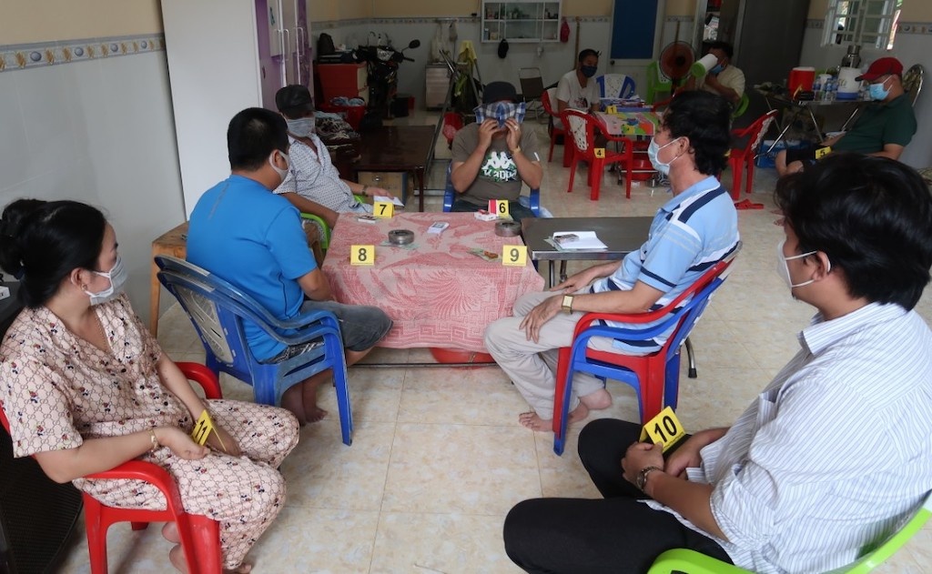 6 nguoi bi khoi to vi danh bac trong thoi gian thuc hien Chi thi 16 hinh anh