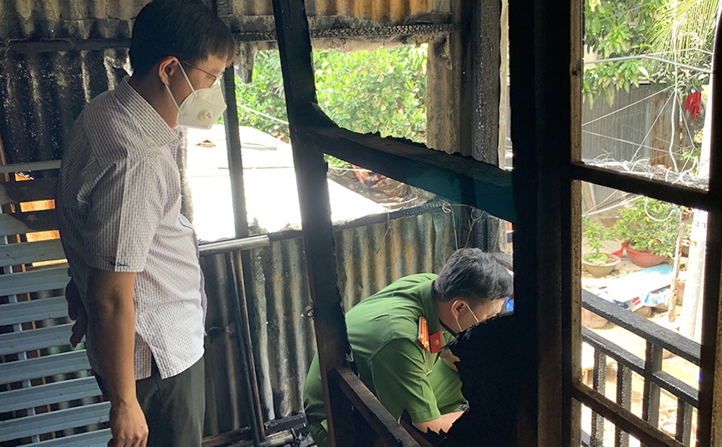 Ba nguoi thoat chet khi nha bi phong hoa hinh anh