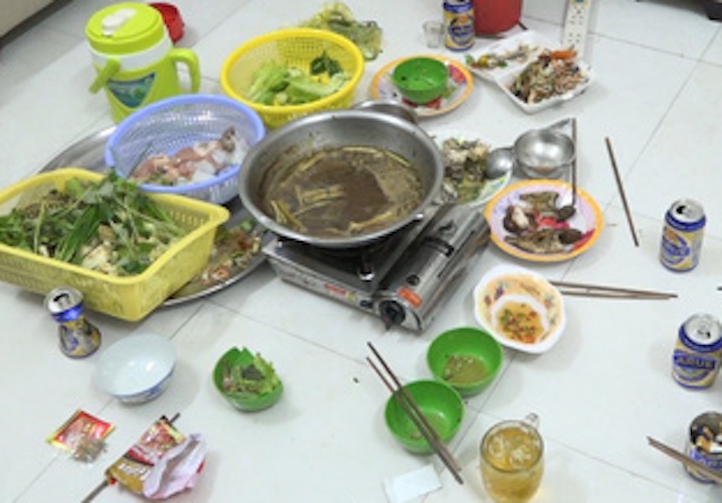 10 nguoi bi phat 150 trieu dong vi tu tap an nhau  hinh anh