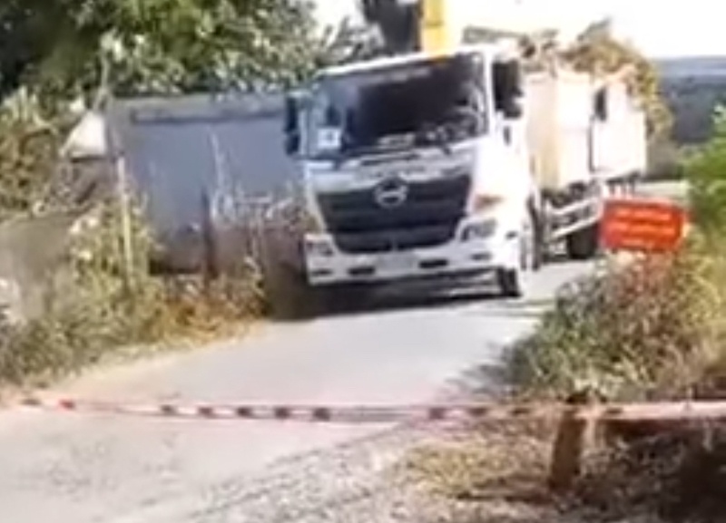 Phat tai xe vi cho cay vu sua vao vuon nha truong phong CSGT  anh 1