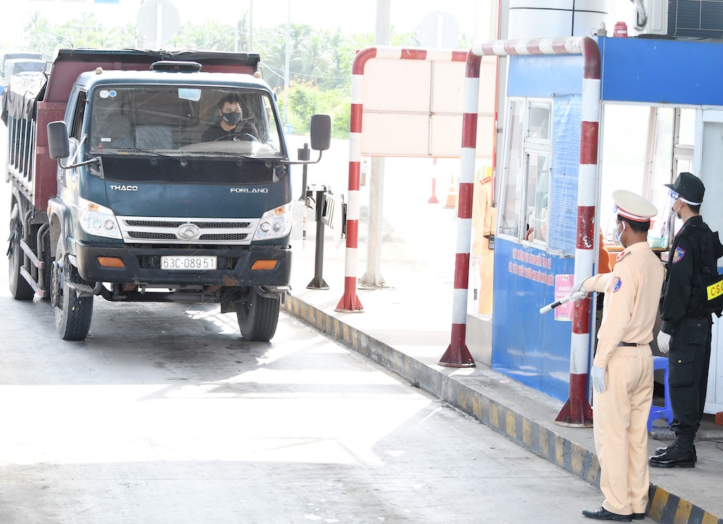 Tra Vinh noi long gian cach, cho phep quan an ban mang di hinh anh