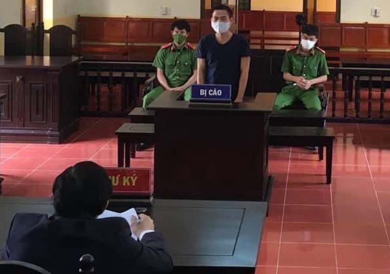 Lĩnh 15 tháng tù vì đòi ‘lột áo’ trưởng Công an xã ảnh 1 Linh 15 thang tu vi doi ‘lot ao’ truong Cong an xa anh 1