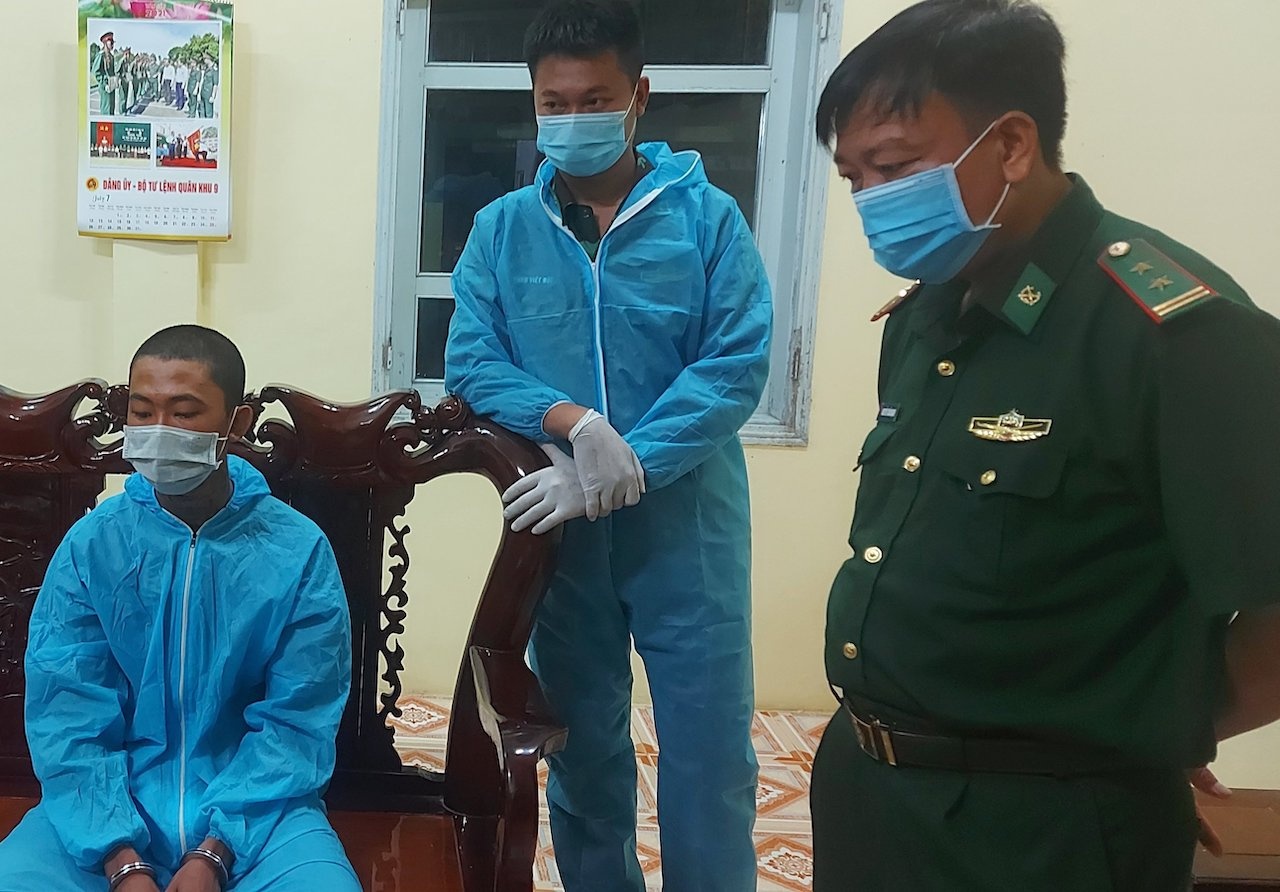 Tai xe van chuyen trai phep ngoai te qua bien gioi hinh anh