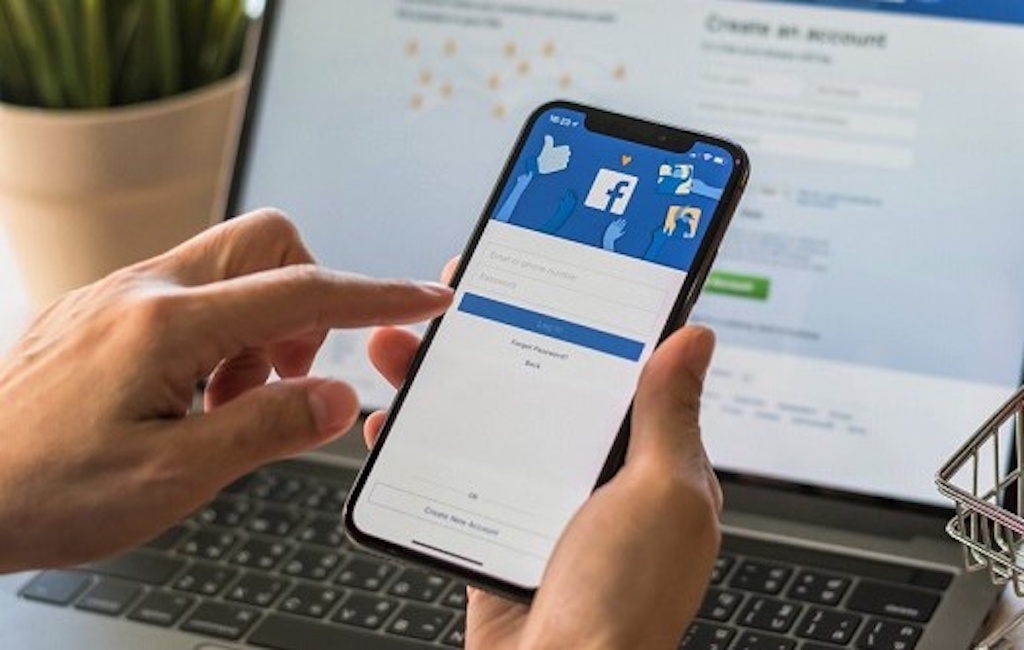 Xuc pham luc luong chong dich tren Facebook, 3 nguoi bi phat hinh anh