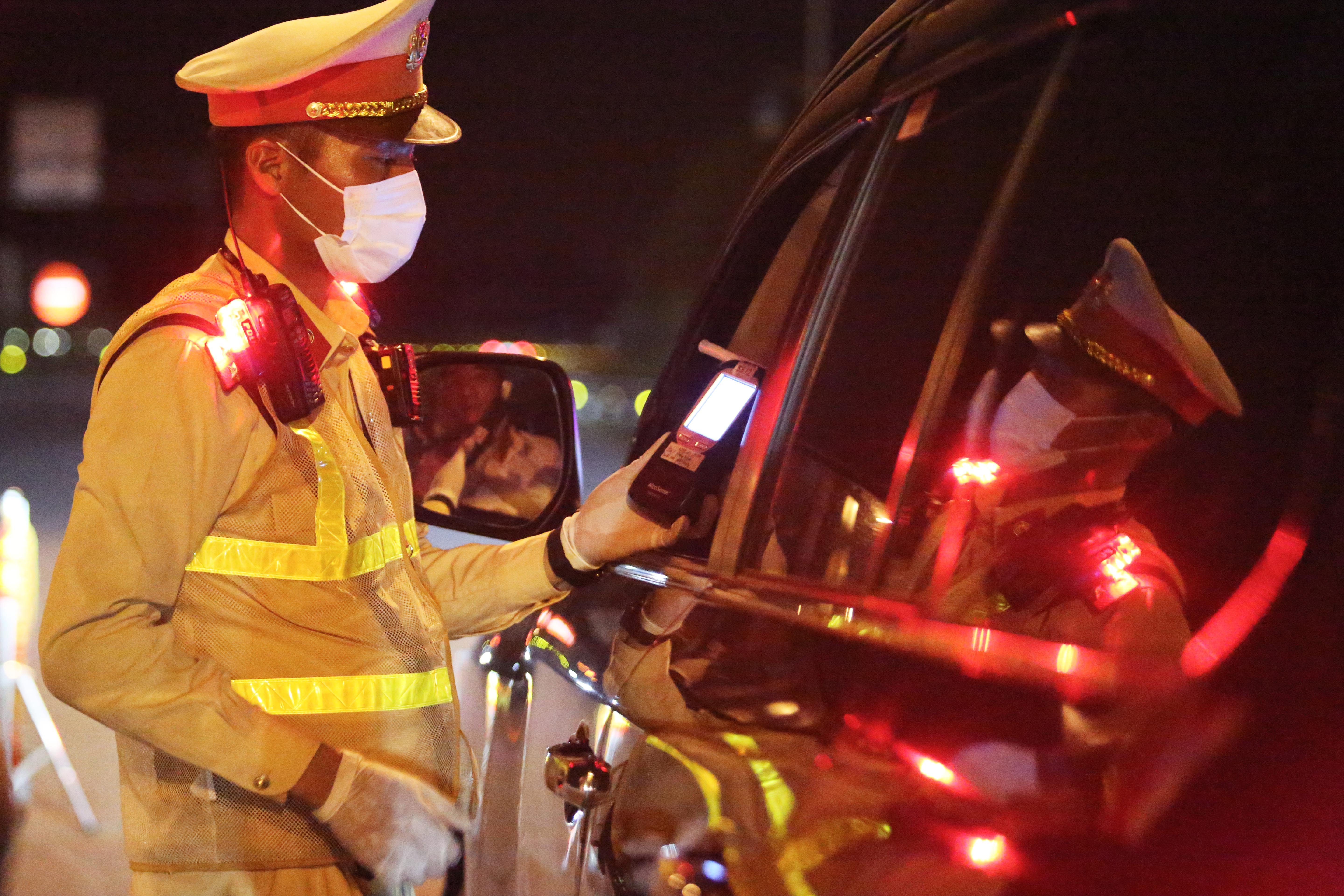 Nam thanh nien bia chuyen canh sat nhan mai lo hinh anh