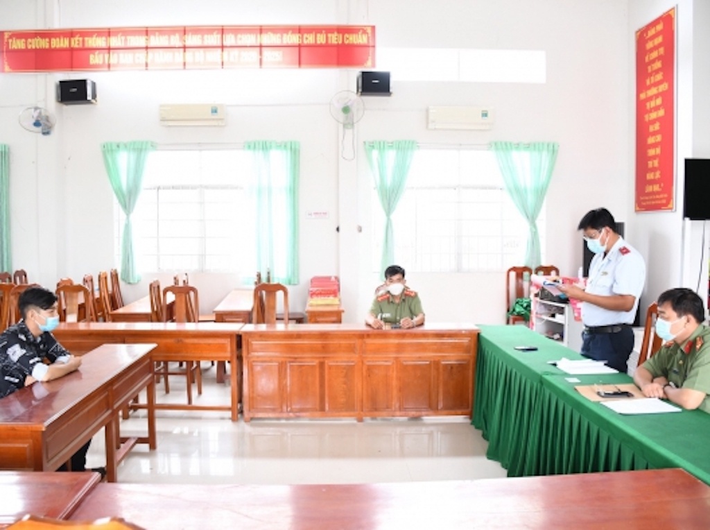 bia chuyen canh sat nhan mai lo anh 1