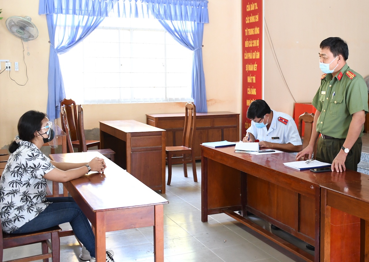 Hang tram nguoi mien Tay bi phat vi xuc pham luc luong chong dich hinh anh